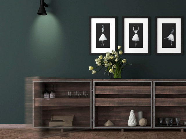 Credenza in legno massello scuro composta da una base fissa e da due ante di grande spessore apribili. La credenza può essere utilizzata chiusa o aperta come mobile a giorno.