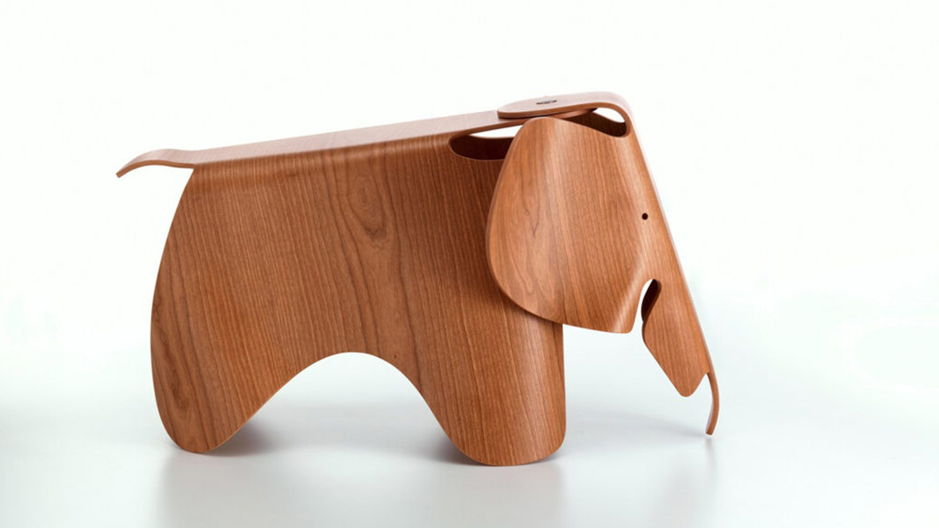 Fotografia dell'elefantino Eames Elephant, progetto di Charles e Ray Eames del 1945 in legno curvato.
