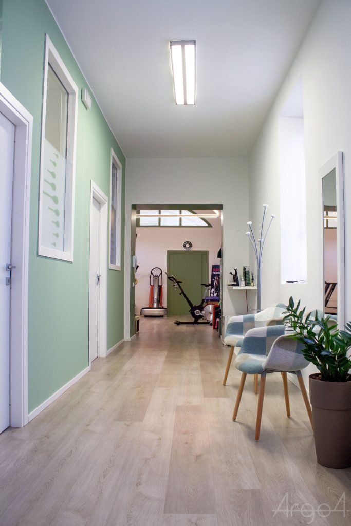 Progetto di ristrutturazione di un centro di fisioterapia a cura dello studio di architettura Argo4 - Fotografia della sala d'attesa